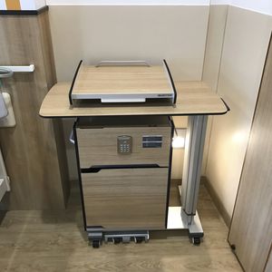キャスター付きナイトテーブル