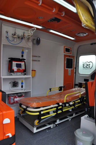 集中治療用救急車 - Volkswagen Amb13 - AmbulanceMed - 患者