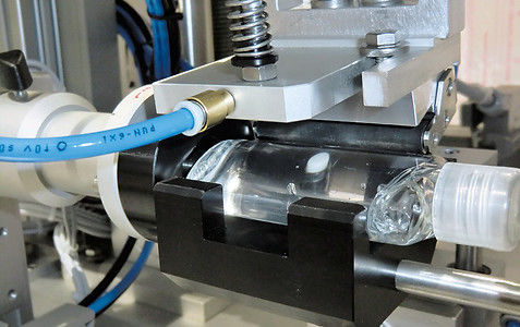 ボトル用ラベル貼付機 - TNC-F - b+b Automations- und Steuerungstechnik GmbH - 半自動