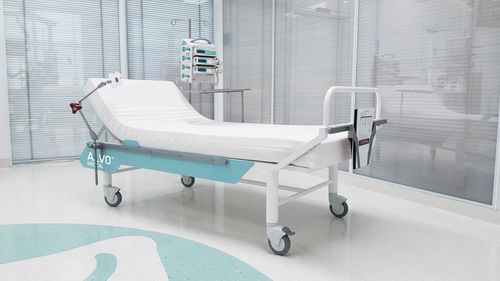 手動式診療台 - 2-066 - ALVO Medical - 背もたれ調節可能な / キャスター付き / 人間工学デザイン