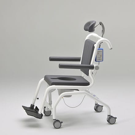 背もたれ付きシャワー用チェア - SCC 250 Comfort E - RCN Medizin - 肘掛け付き / ローラー付き / フットレスト付き