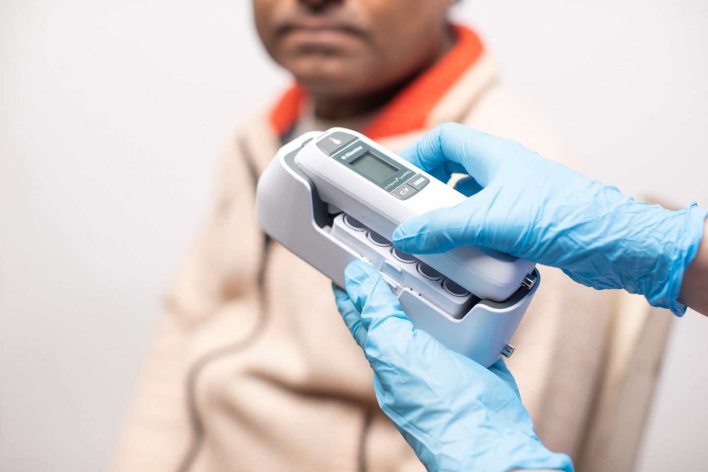 Termômetro clínico - ri-thermo® tymPRO+ - Rudolf Riester - eletrônico / de  ouvido / com sensor, image size:1440x960