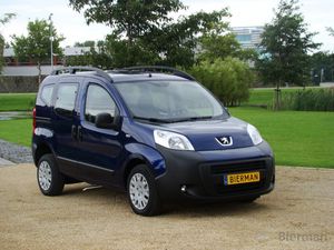 veículo para pessoas com deficiência minivan
