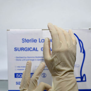 luvas médicas / em látex / com pó / estéreis