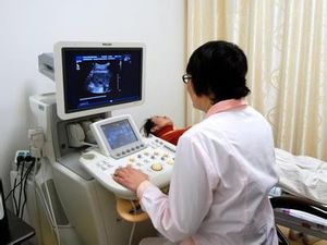 aparelho de ultrassom com carrinho
