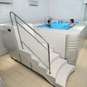 piscina de reabilitação elevada