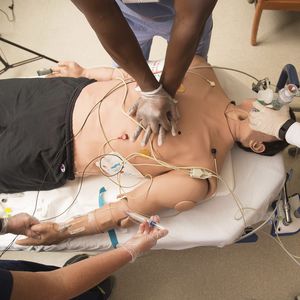 simulador de paciente para cuidados médicos de emergência / para cuidados de enfermagem / de treinamento / de adulto
