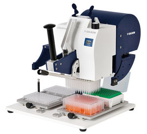 robô pipetador de laboratório