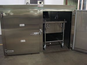 câmara mortuária para macas de transporte de corpos