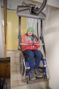elevador de escada para cadeira de rodas / para pacientes humanos / fixação no teto
