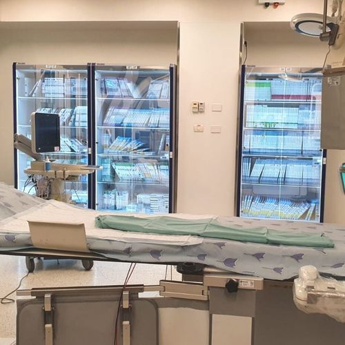 Armário de abastecimento - Ostling Inc./ ID Integration - para hospital / com prateleiras / com gavetas