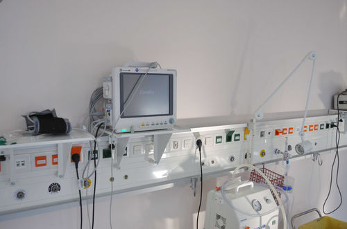 Régua de gases medicinais de parede - Medlux  - Elektra Hellas - horizontal / para serviço de cuidados intensivos / com iluminação