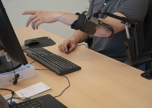 Suporte de braço para cadeira de rodas - iFLOAT - Assistive Innovations B.V. - para pessoa com mobilidade reduzida / elétrico