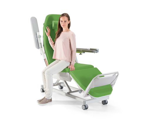 Poltrona para tratamentos clínicos elétrica - SALSA® A4 - LiKAMED - articulada em 3 seções / com rodízios