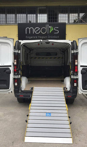 Rampa de acesso para carro - Swivel  - Medlis Ramps - fixada em veículo
