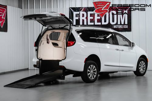 Veículo para pessoas com deficiência minivan - 27962 - Freedom Motors USA - com acesso por porta traseira