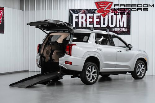 Veículo para pessoas com deficiência SUV - 28337 - Freedom Motors USA - com acesso por porta traseira