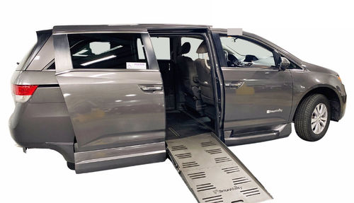 Veículo para pessoas com deficiência minivan - 28800 - Freedom Motors USA - com acesso por porta lateral