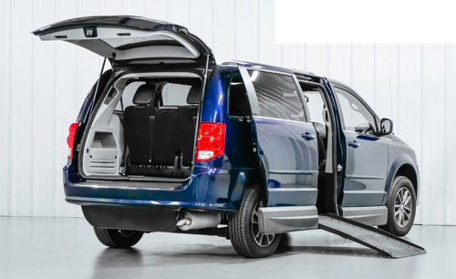 Veículo para pessoas com deficiência furgão - 28739 - Freedom Motors USA - com acesso por porta traseira