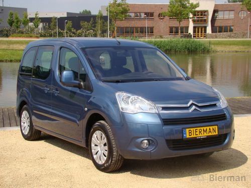 Veículo para pessoas com deficiência minivan - Berlingo WAV - Bierman - com acesso por porta traseira