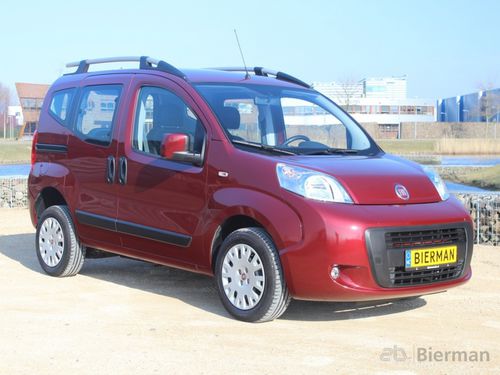 Veículo para pessoas com deficiência minivan - Qubo WAV - Bierman - com acesso por porta traseira