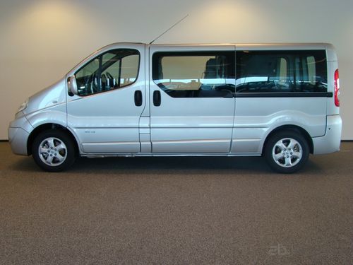 Veículo para pessoas com deficiência furgão - Vivaro WAV - Bierman - com acesso por porta traseira