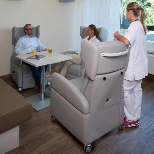 Poltrona para sala de espera - VIANDOpflege&reg; - KRANICHConcept GmbH - conversível / com rodízios