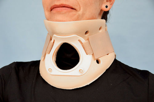 Colar cervical tipo Philadelphia - 03060 - Comercial Nespral - D (12 cm) / com apoio mentoniano / com abertura para traqueotomia