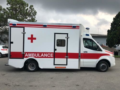 Ambulância com baú - eos ambulance - de 4 macas / com oxigenoterapia