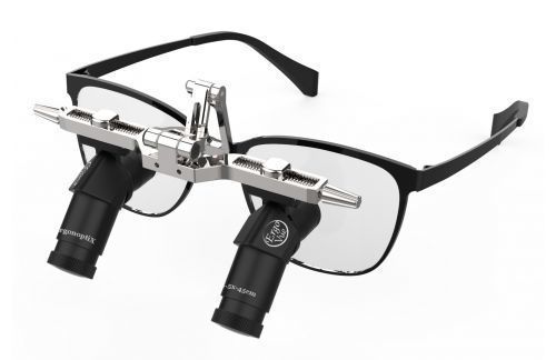 Lupa cirúrgica com armação - Ergo-Vue Flip - 5.5x - ErgonoptiX Alon Sabsay - Flip-Up / com fotóforo