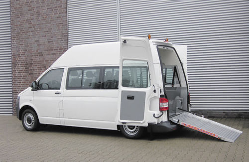 Veículo para pessoas com deficiência furgão - Volkswagen Transporter T6 - Dlouhy - com acesso por porta traseira