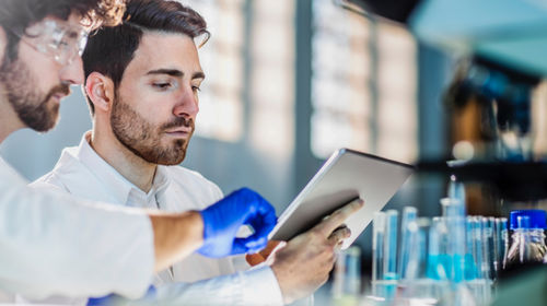 LIMS com sistema de acompanhamento - TrakCare® Lab  - InterSystems   - de gestão / de análise / de criação de laudos