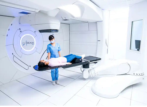 Ciclotron para protonterapia com mesa de coordenadas robótica - ProBeam 360° - Varian Oncology - com TC integrado