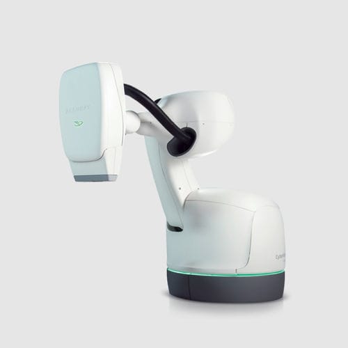Acelerador linear de partículas para radioterapia estereotáxica - CyberKnife® M6™ - Accuray - para radioterapia hipofracionada / com mesa de coordenadas robótica / com braço robótico multieixo