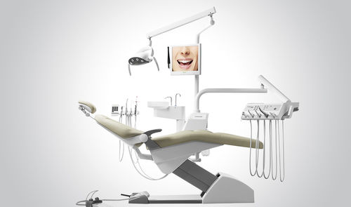 Conjunto odontológico com cadeira de acionamento elétrico - COMFORTEK_N1 - Beyes Dental Canada - com monitor / com câmera intraoral / com mesa de equipo