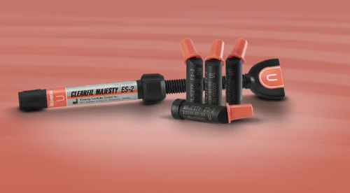 Material dentário em resina composta - CLEARFIL MAJESTY ES-2 UNIVERSAL - Kuraray Noritake Dental - para restauração dentária / para dentes posteriores / para dentes anteriores