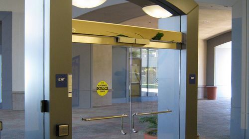 Acionamento de porta para sala de hospital - SW200 OHC - ASSA ABLOY Entrance Systems Italy Srl - eletromecânico