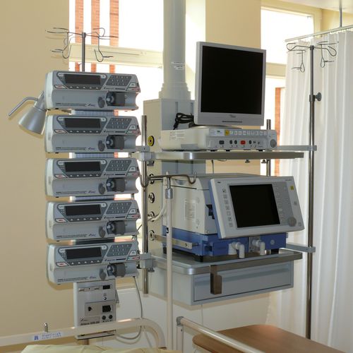 Coluna estativa de teto - M-GL03 - Medical Technologies LBI - para cuidados intensivos / fixo / com prateleiras