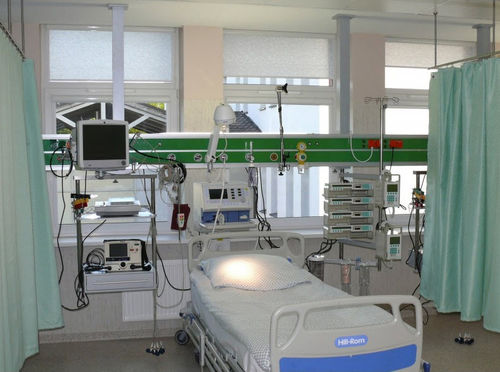 Estativa-pórtico de teto - M-GM - Medical Technologies LBI - para cuidados intensivos / fixo / com prateleiras
