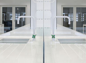 Bancada com pia - POLYPROPYLENE - LABORIAL SOLUÇÕES PARA LABORATÓRIO, S.A. - modular