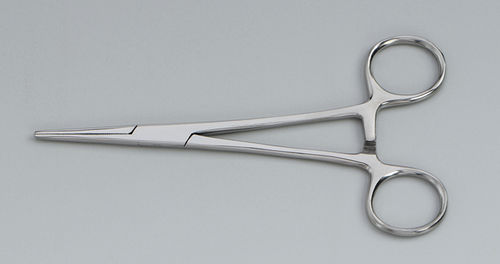Pinça clamp - 142-A - Embalmers Supply Company - em aço inoxidável