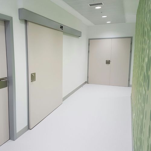 Porta para estabelecimento de saúde - SOLECO DOORS - de correr / em alumínio