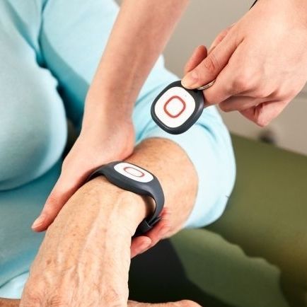 Sistema de chamada de enfermagem pulseira - AQURA - Televic Healthcare - com detecção automática