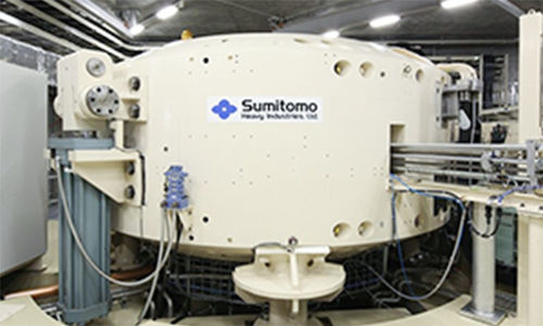 Ciclotron para protonterapia com mesa de coordenadas robótica - Sumitomo Heavy Industries